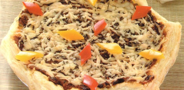 Pizza à la pâte feuilletée et légumes variés