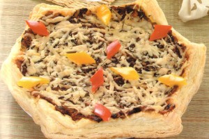 Pizza à la pâte feuilletée et légumes variés