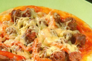 Pizza aux merguez et aux poivrons