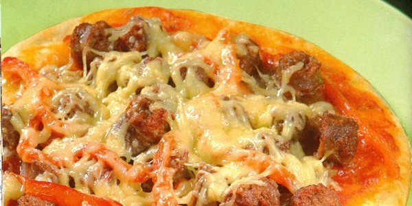 Pizza aux merguez et aux poivrons
