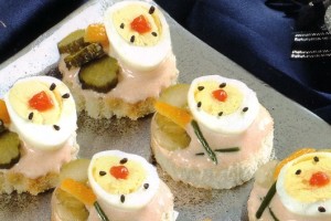 Canapés aux oeufs de caille