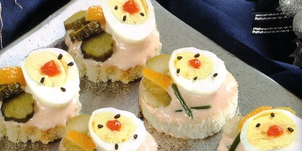 Canapés aux oeufs de caille