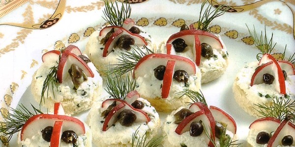 Canapés aux radis et aux câpres
