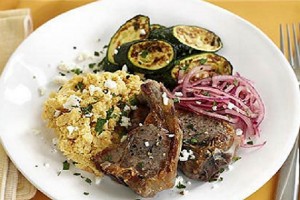 Agneau grillé aux courgettes et houmous