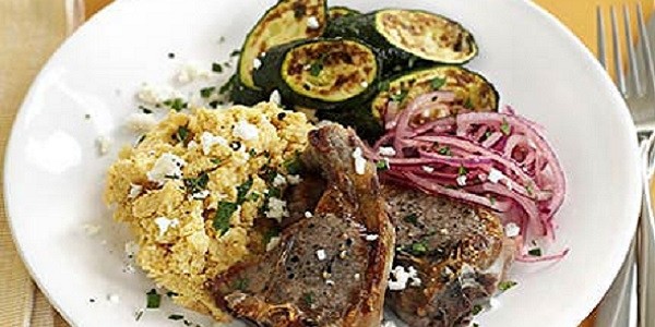 Agneau grillé aux courgettes et houmous