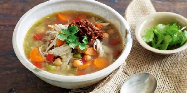 Chorba de poulet aux légumes et pois chiches