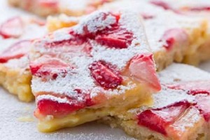 Pastilla à l'ananas et coulis de fraises