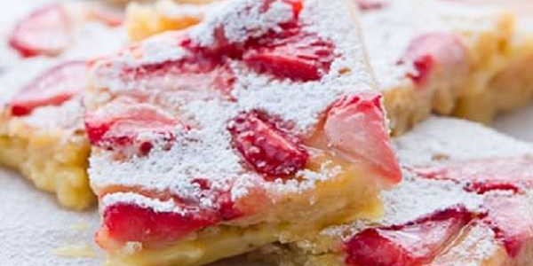 Pastilla à l'ananas et coulis de fraises